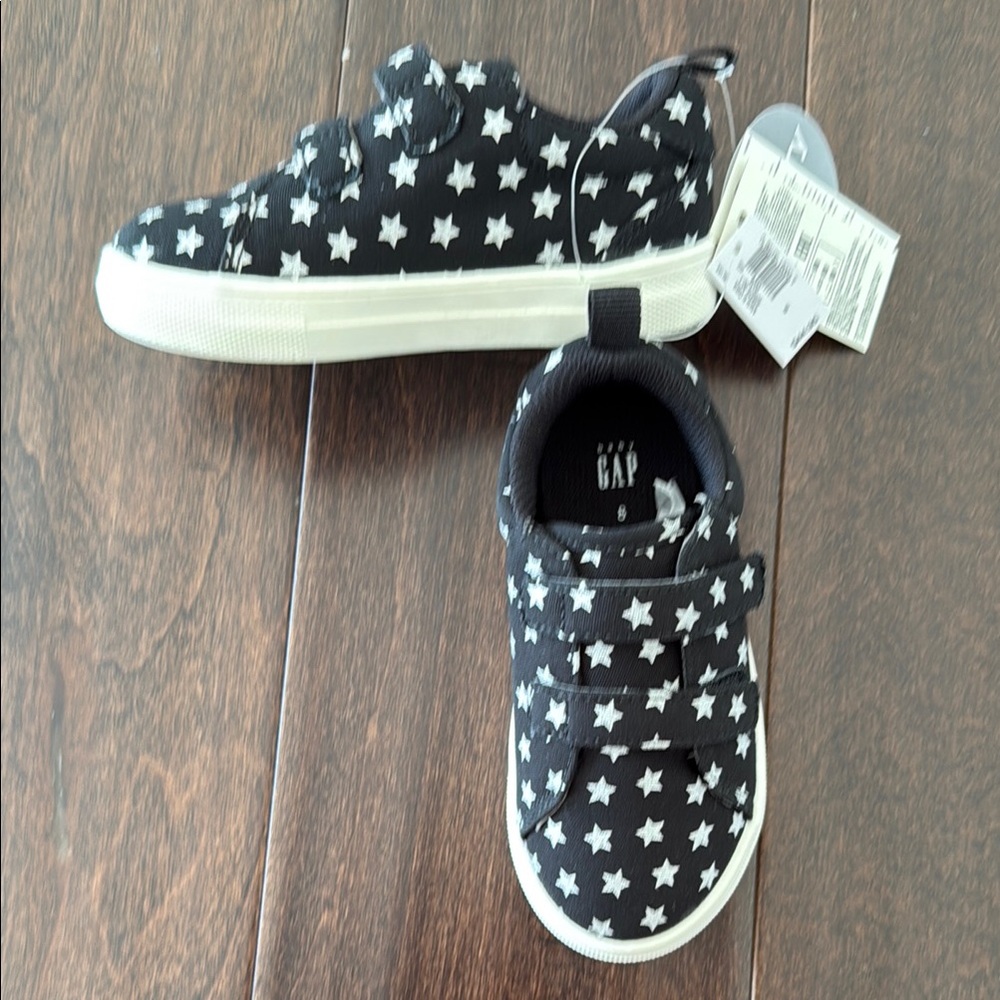 NWT Gender Neutral GAP Black and White Star Print Sneakers! Today only